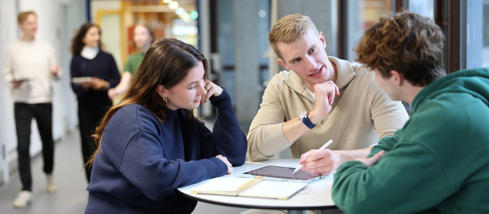 Student im Gespräch mit Studieninteressierten 