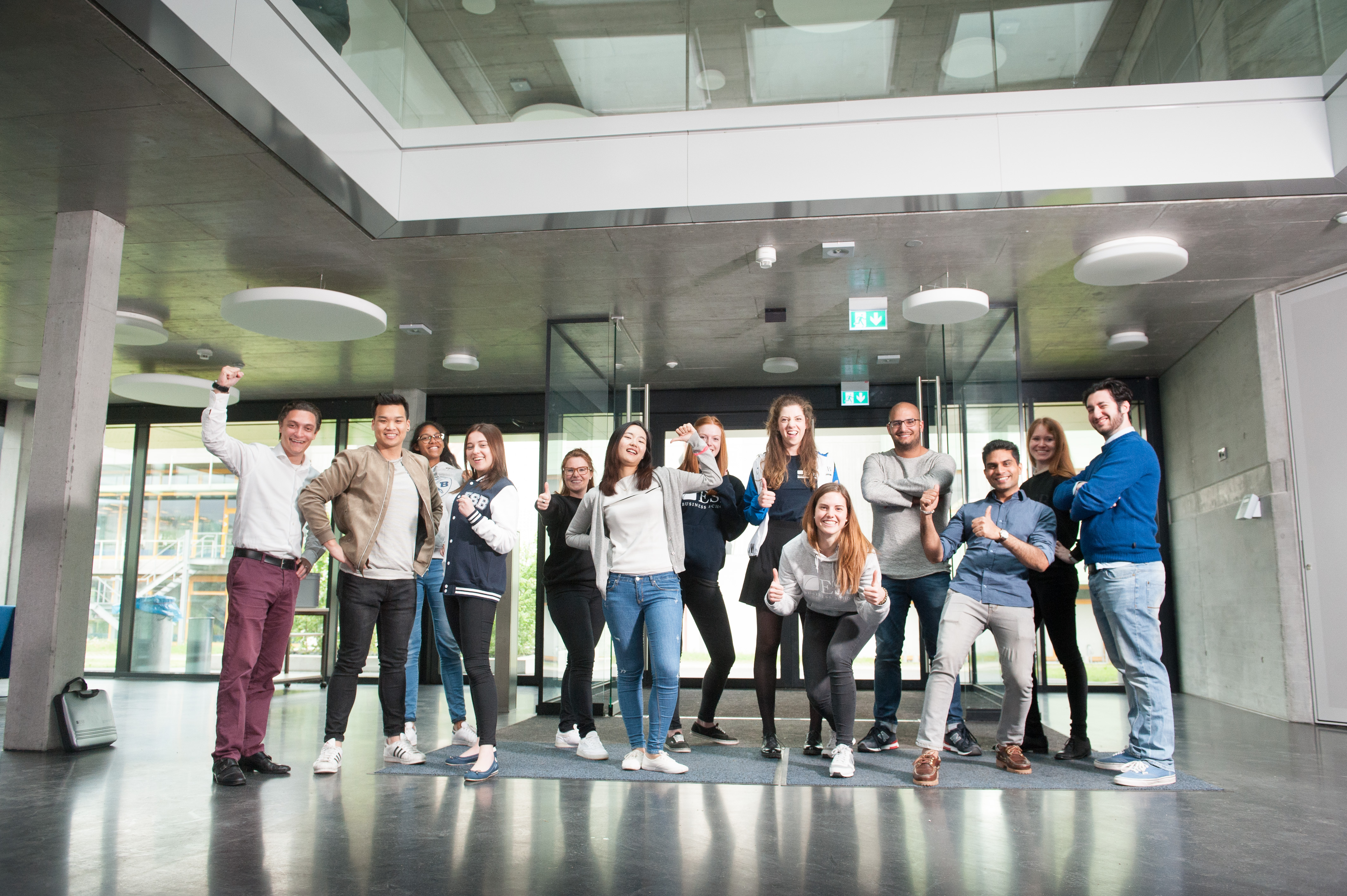 Studenten der ESB Business School aus verschiedenen Ländern machen ein gemeinsames Foto