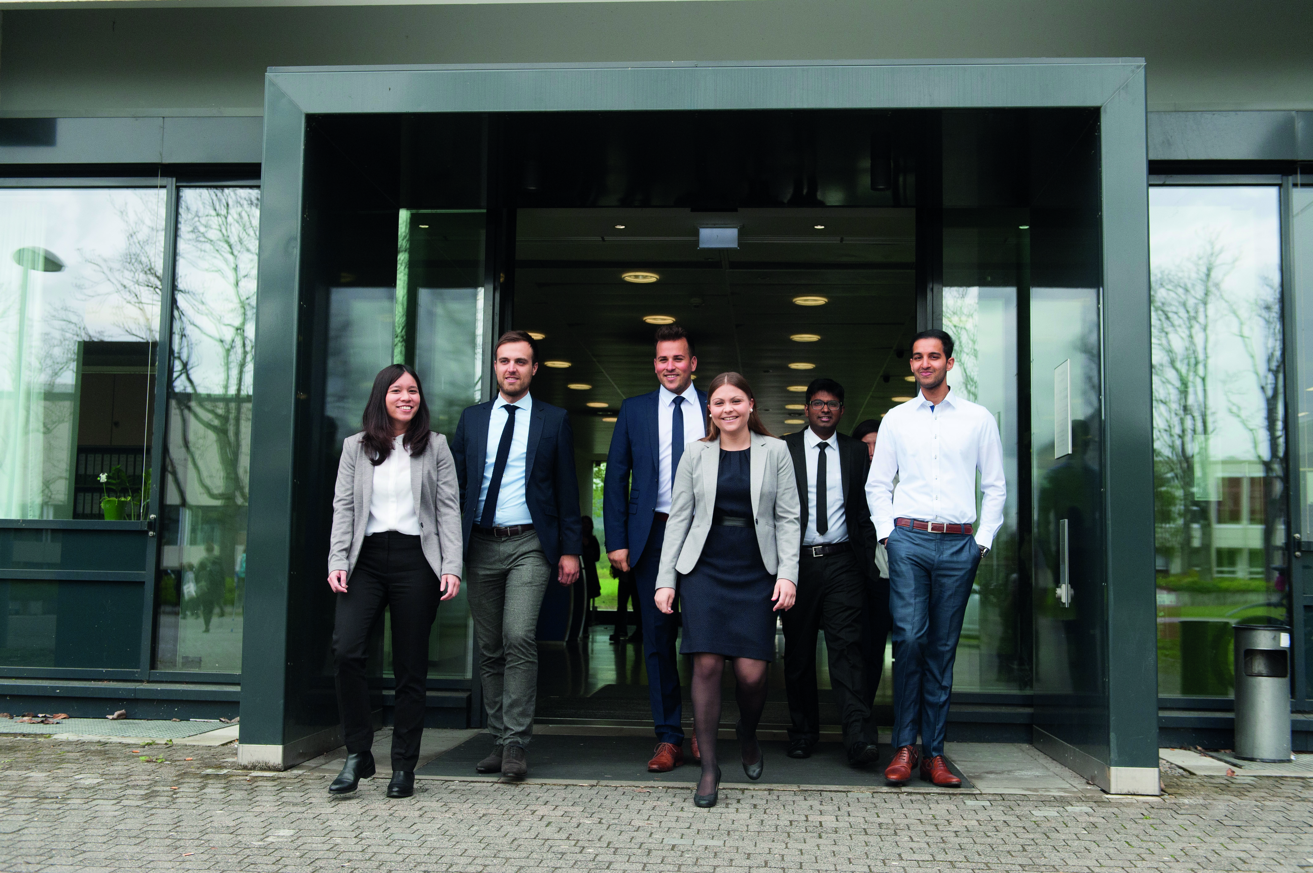 Studierende der ESB Business School beim Verlassen des Bibliotheksgebäudes