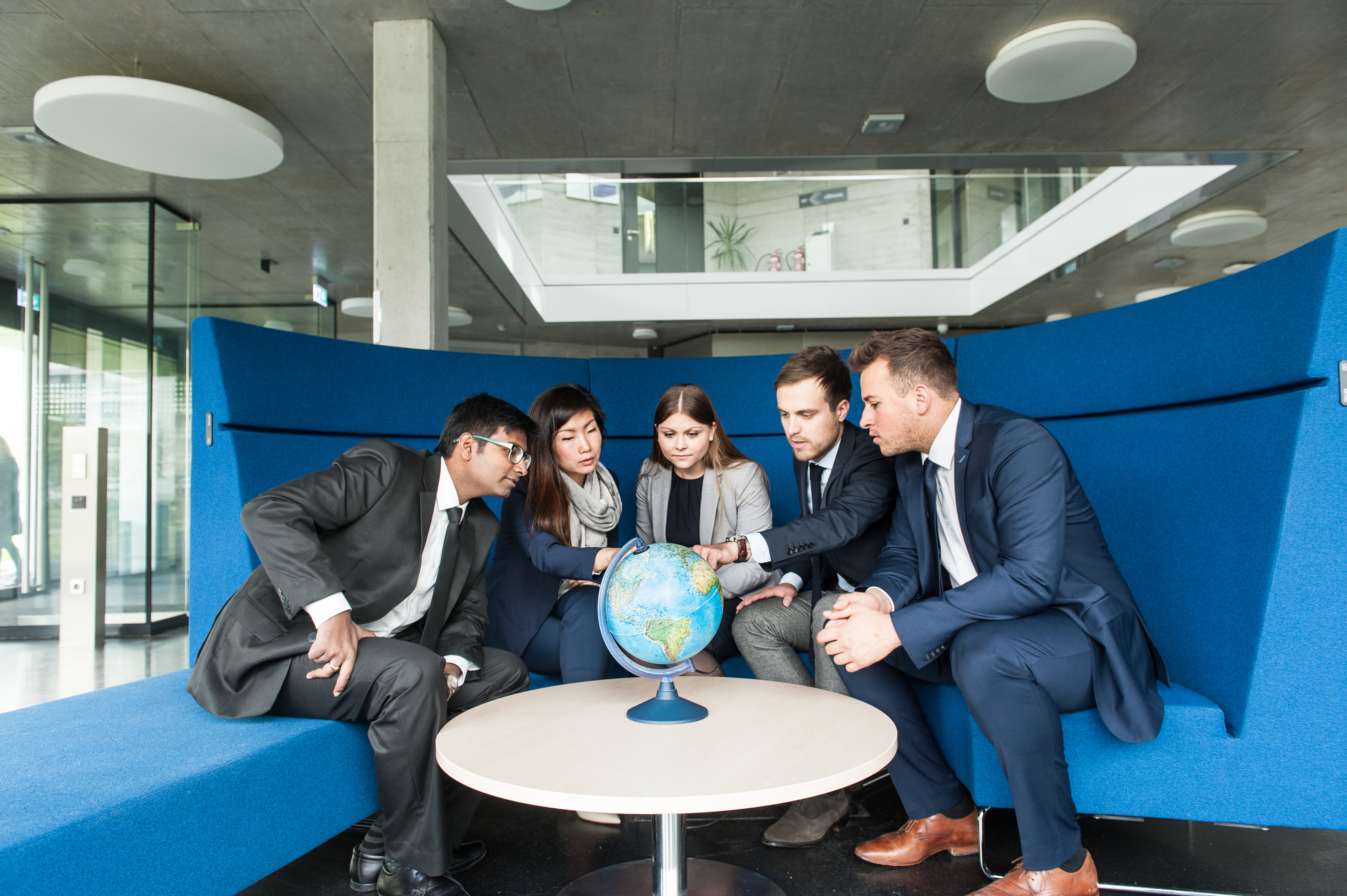 ESB Business School Studierende aus verschiedenen Ländern beim gemeinsamen Fototermin