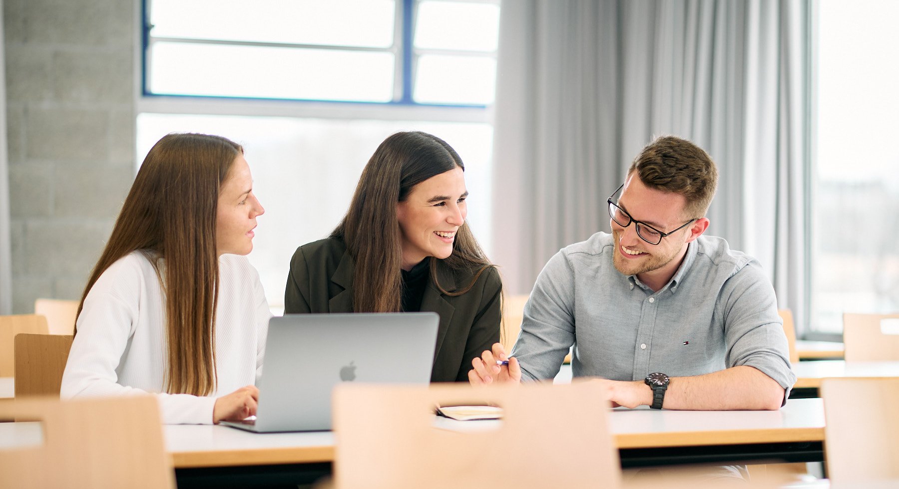 Studierende der ESB Business School unterhalten sich in einem Vorlesungsraum.