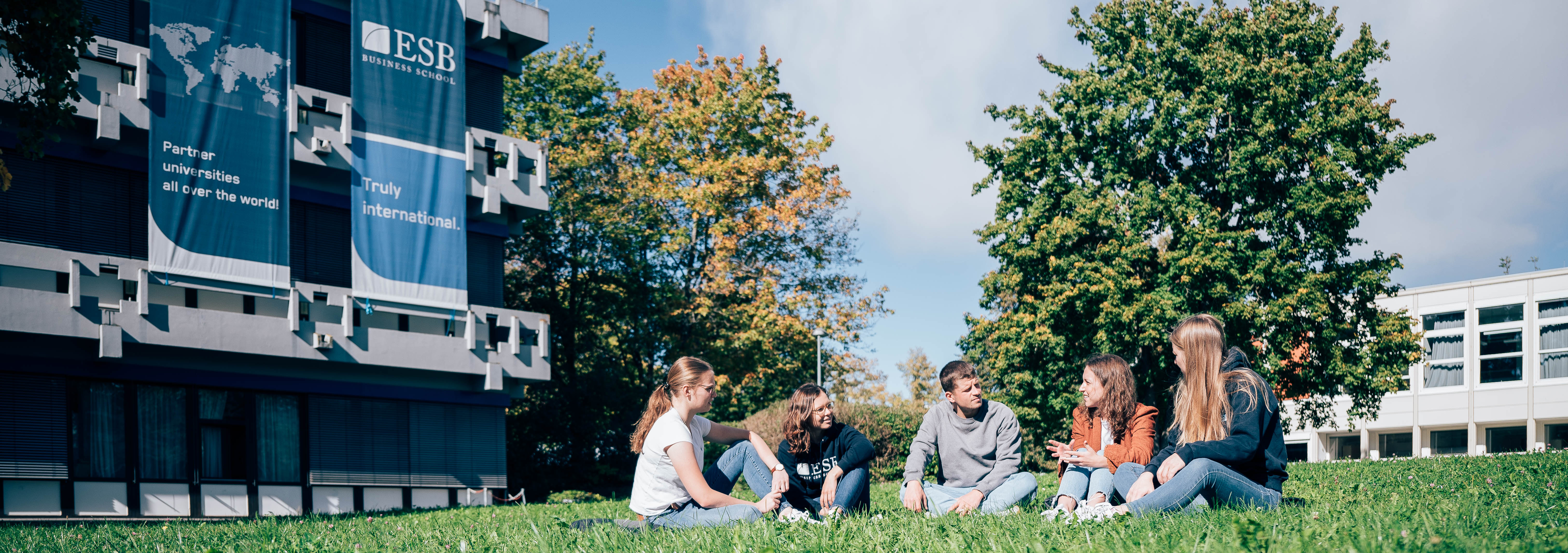 Studierende beim Entspannen auf dem Campus der ESB Business School