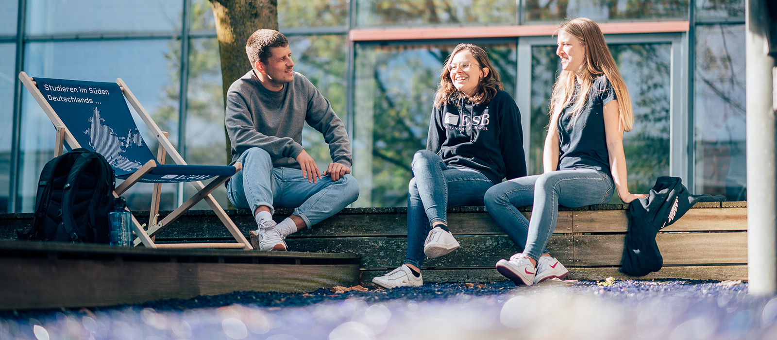 Bachelor Studierende im Gespräch miteinander in den Räumlichkeiten der ESB Business School.