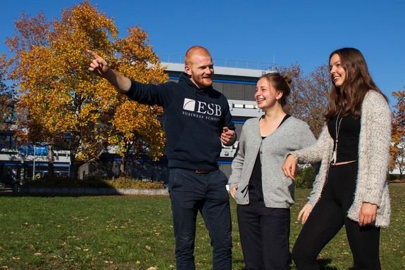 Studenten der ESB Business School unterhalten sich auf dem Gelände 