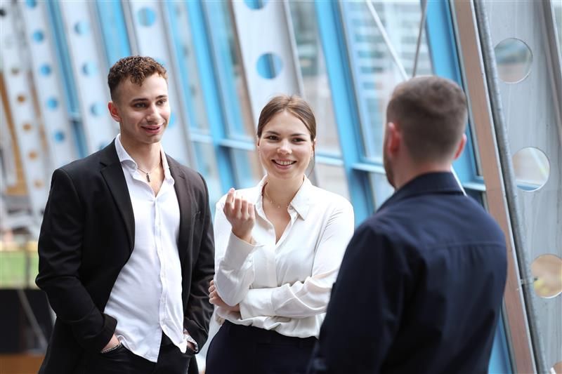 Eine gemischte Gruppe Master-Studenten in Gebäude 17 auf dem Campus