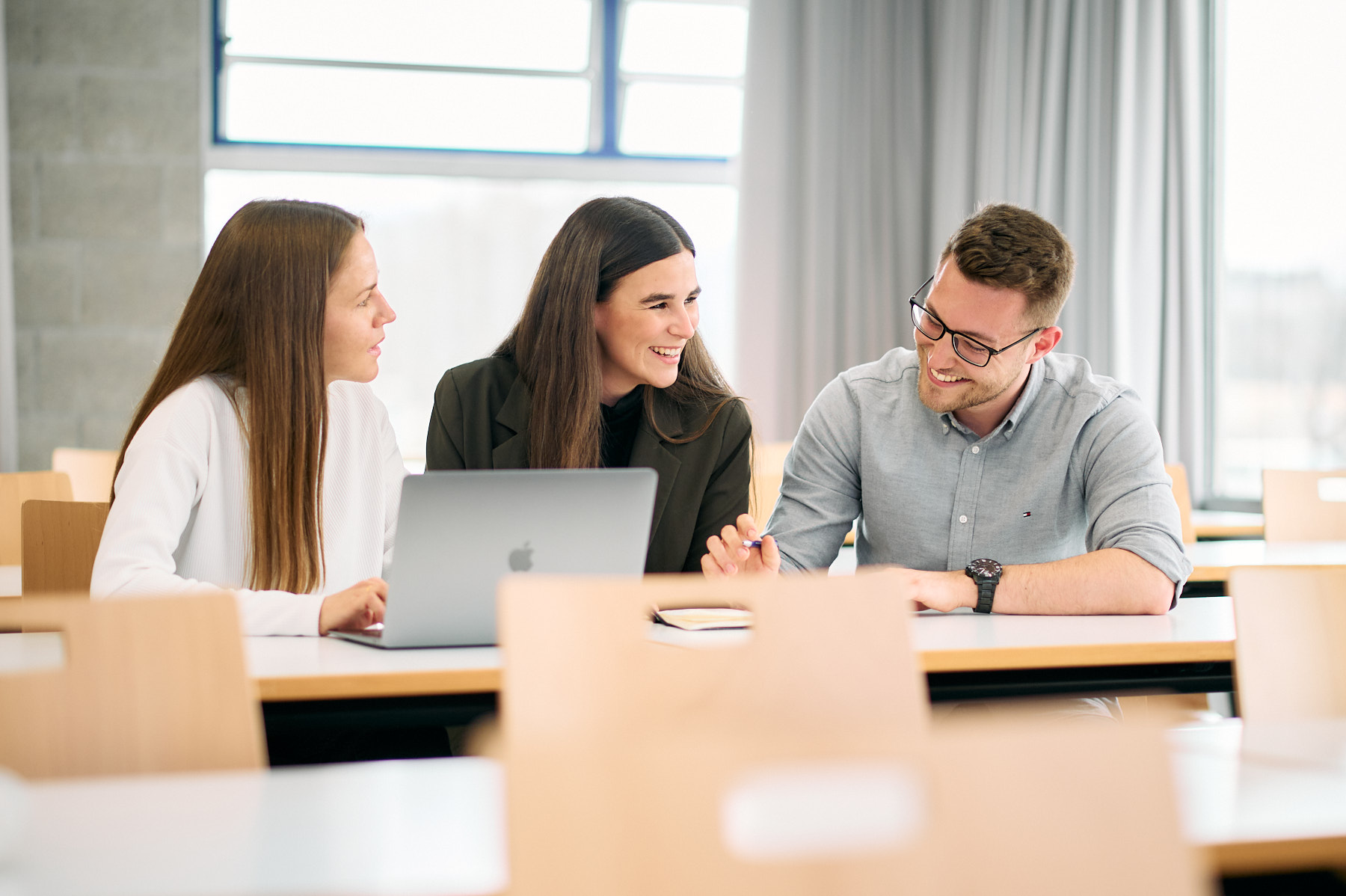 Master studierende der ESB Business School unterhalten sich in einem Vorlesungsraum.