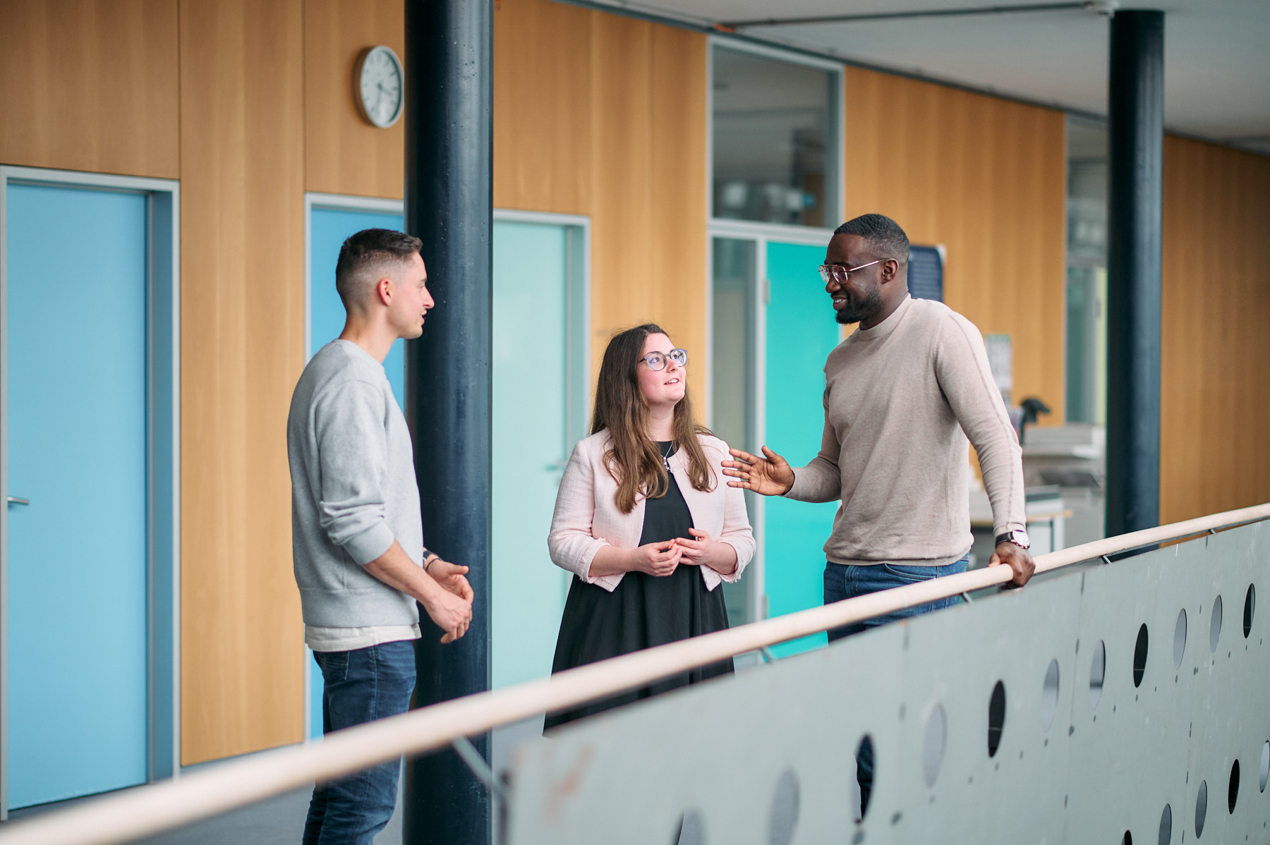 International Accounting, Controlling and Taxation Studierende der ESB Business School unterhalten sich auf dem Flur.