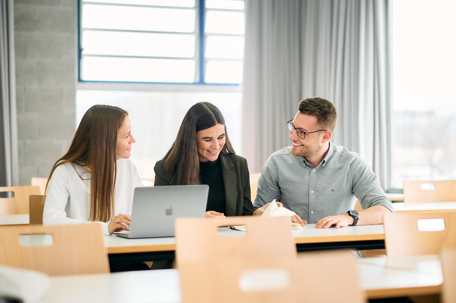 International Business Development studierende der ESB Business School unterhalten sich in einem Vorlesungsraum.