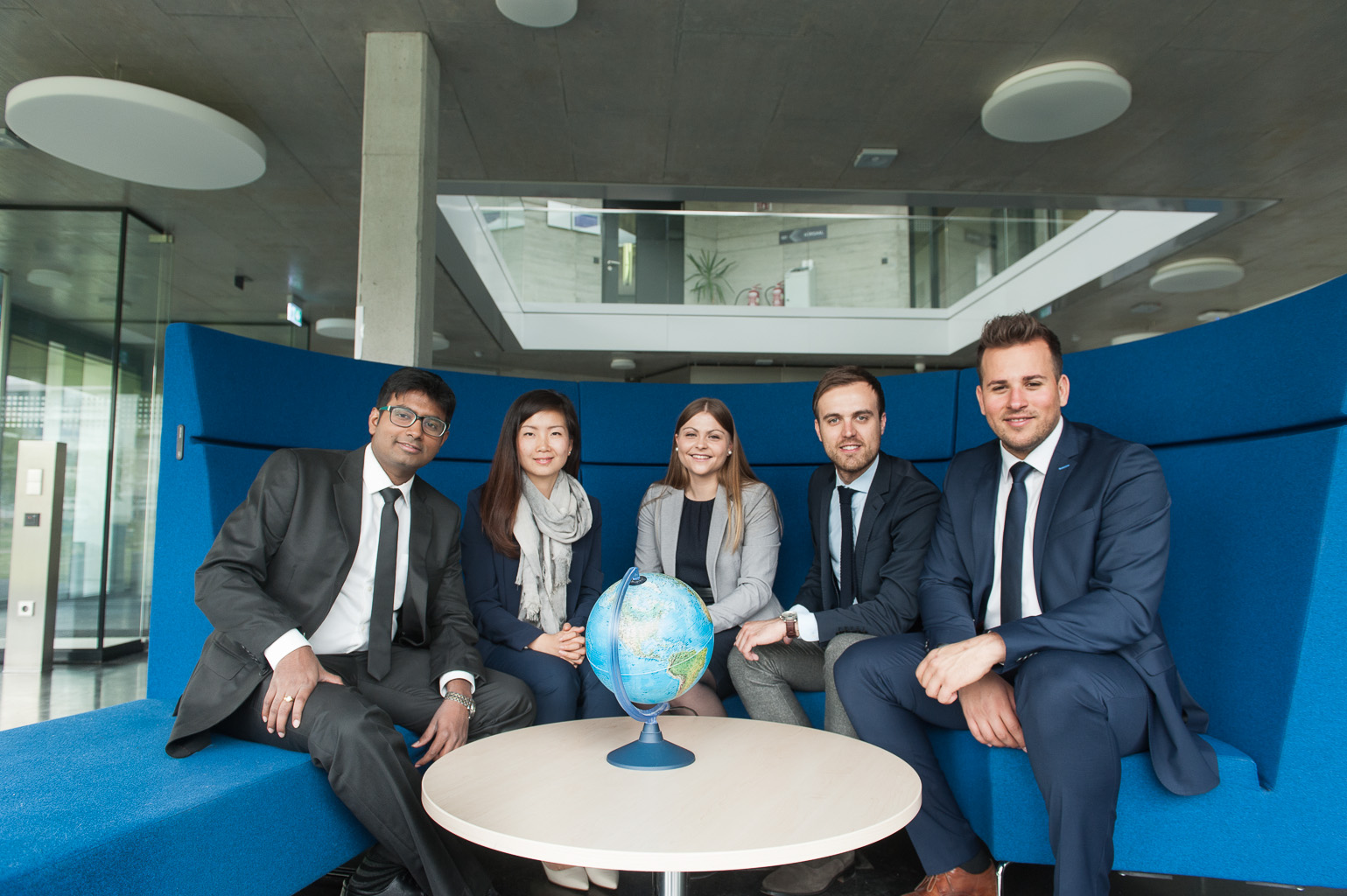 Studierenden der ESB Business School Global Management and Digital Competencies sitzen zusammen