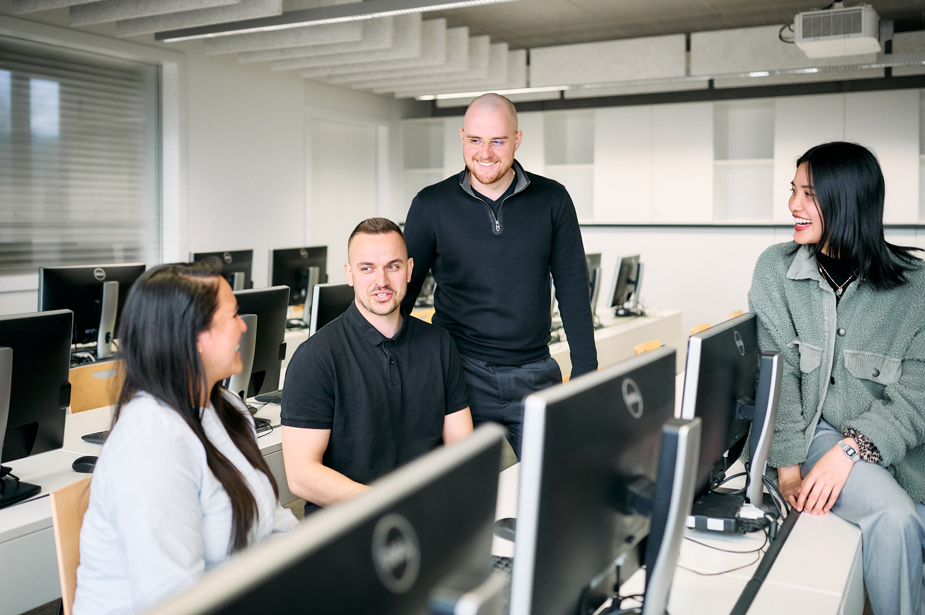 Operation Management Studierende im Gespräch miteinander in den Räumlichkeiten der ESB Business School.