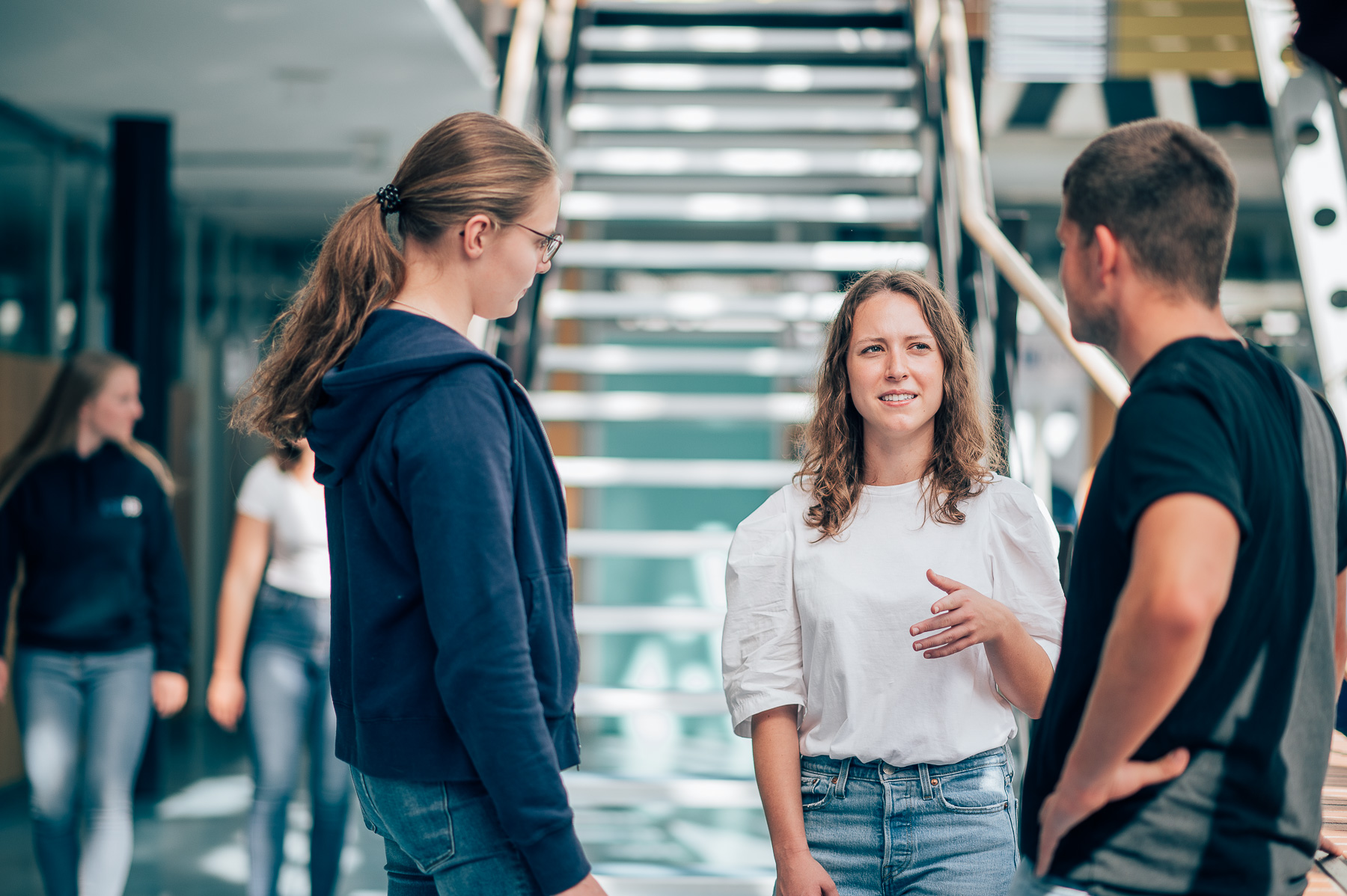 Studenten der ESB Business School unterhalten sich auf dem Flur