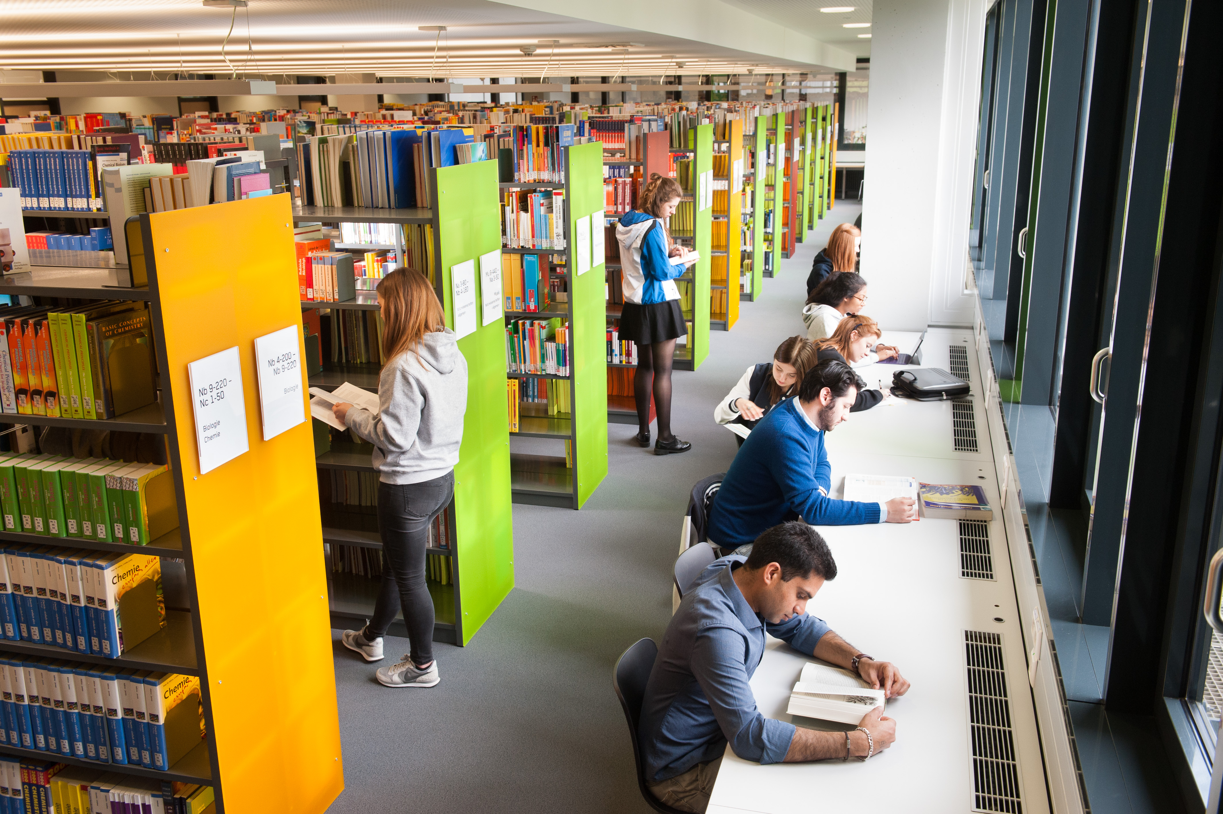  Studenten der ESB Business School beim Lernen in der Bibliothek