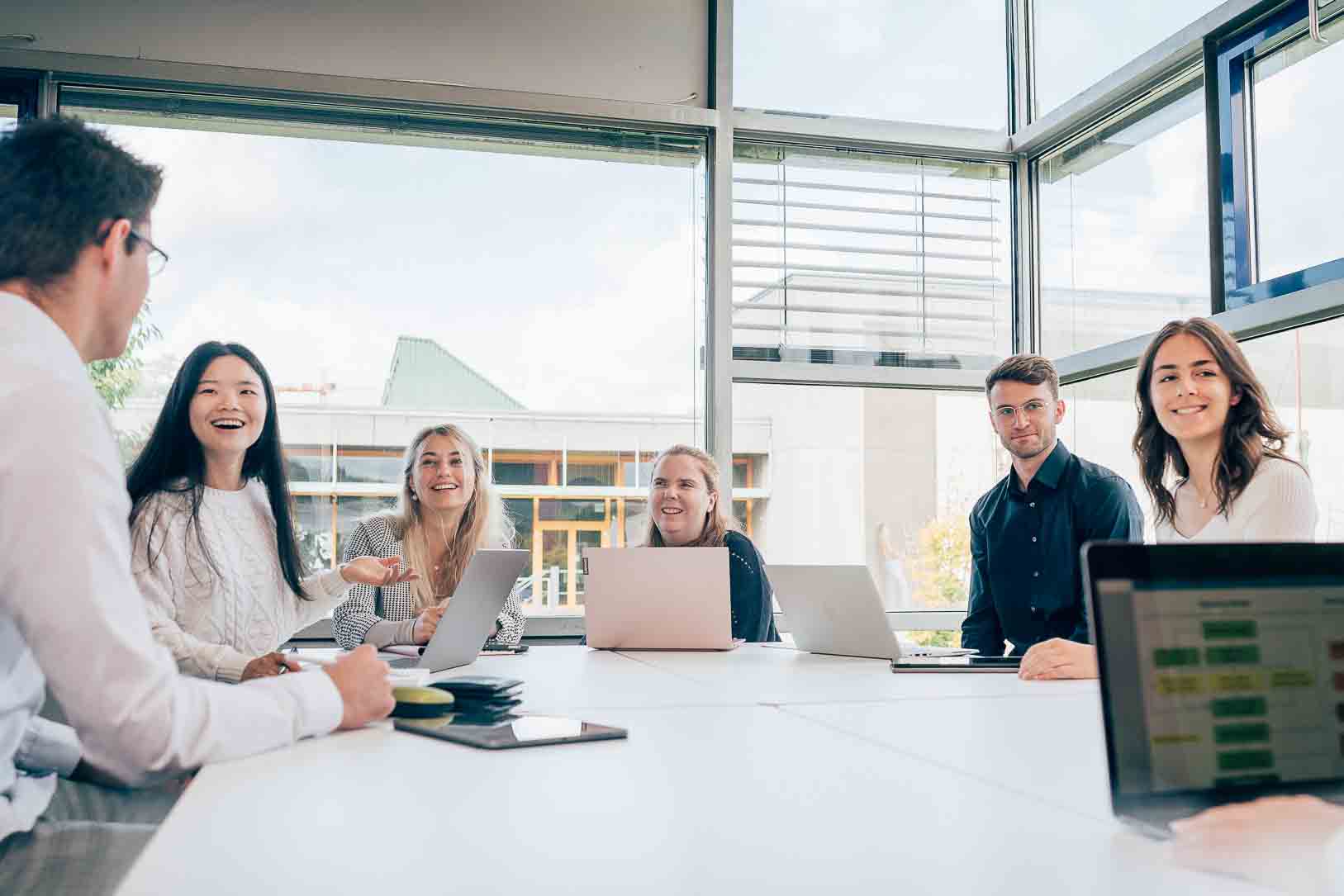 Master Studierende der ESB Business School arbeiten gemeinsam an einem Projekt.