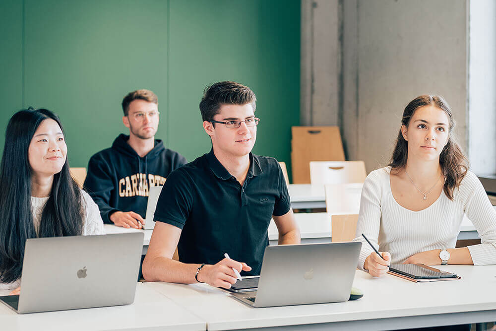 Studierende der ESB Business School in einem Hörsaal.