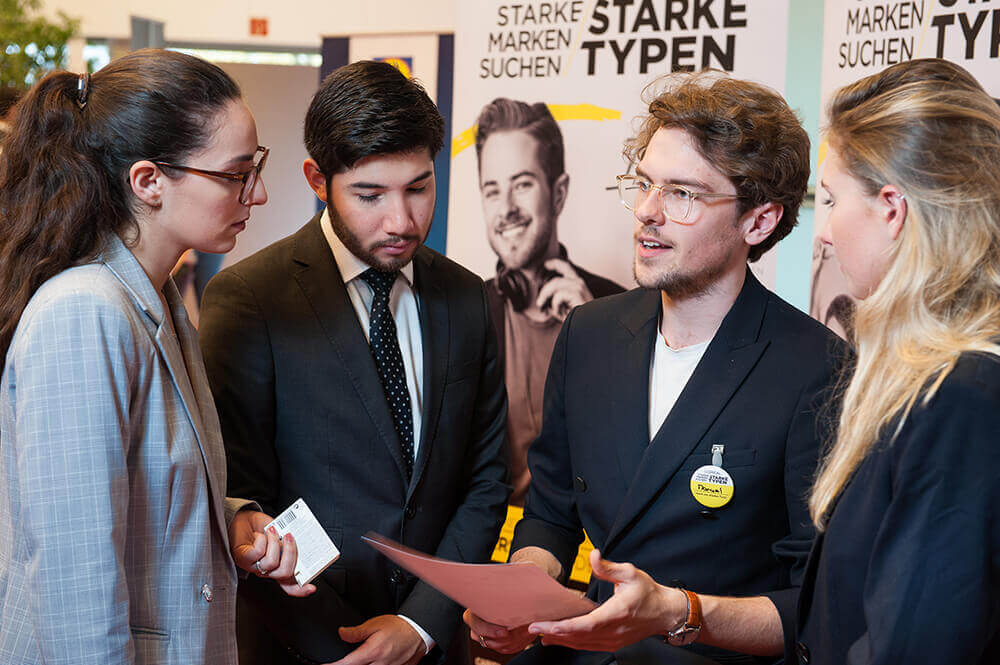 Professoren/-innen und Studierende der ESB Business School auf einer internationalen business fair.