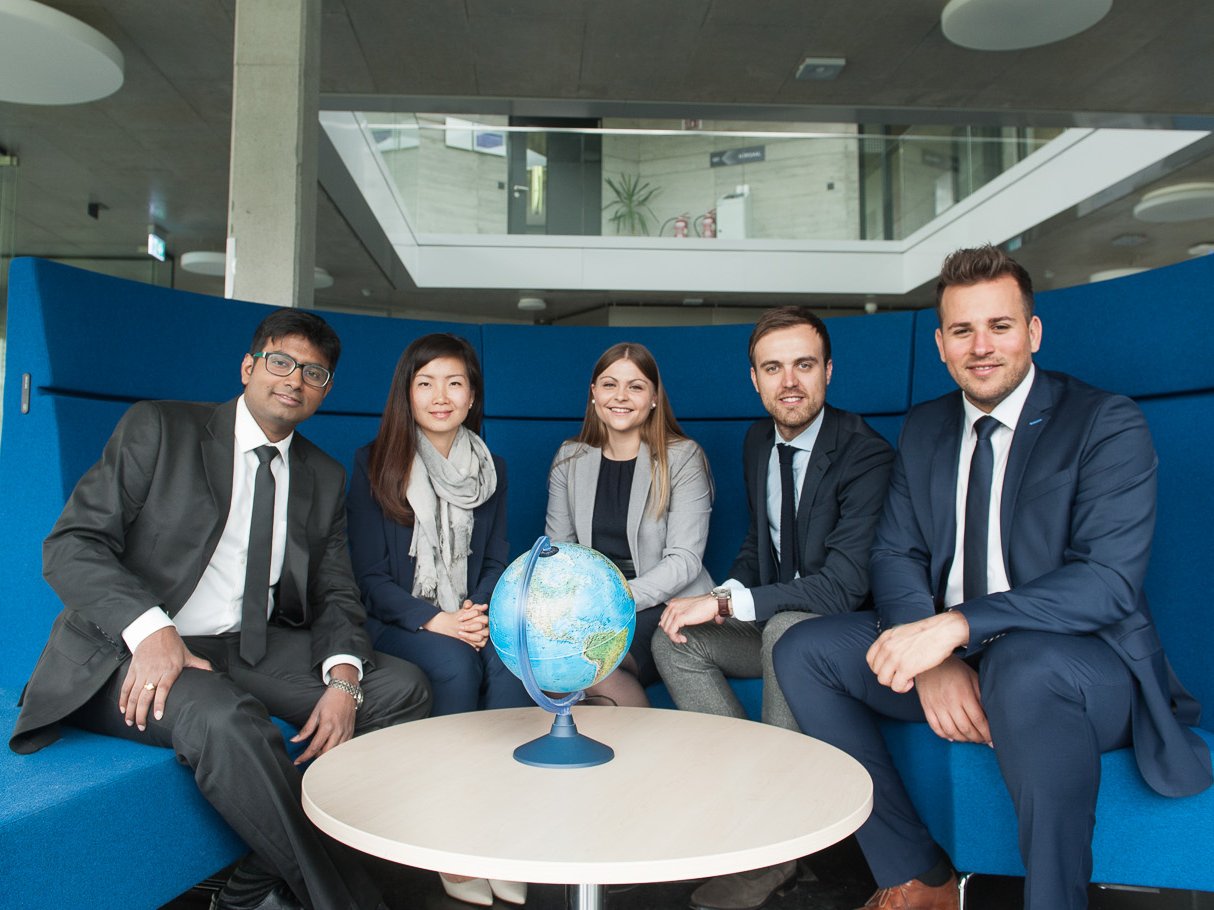 Studierenden der ESB Business School European Management Studies sitzen zusammen