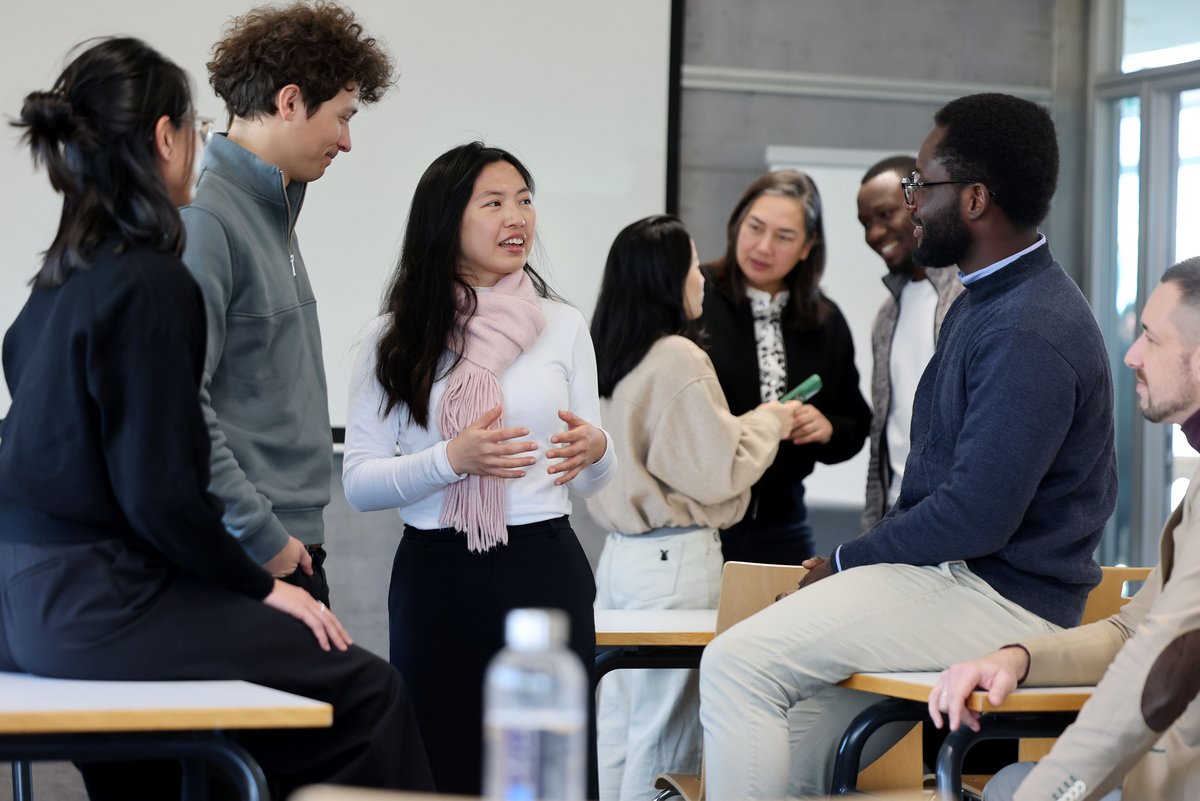 MBA Studierende im Gespräch im Klassenzimmer