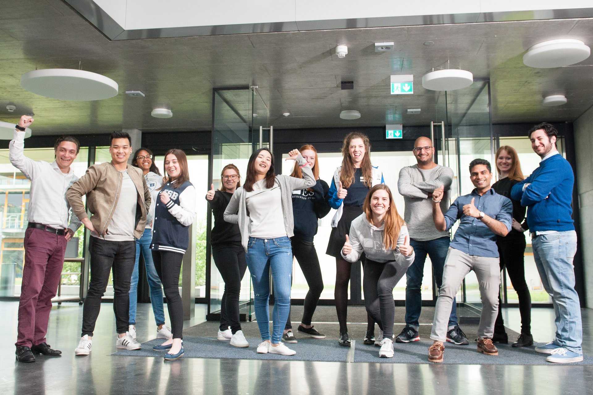  Studenten der ESB Business School aus verschiedenen Ländern machen ein gemeinsames Foto
