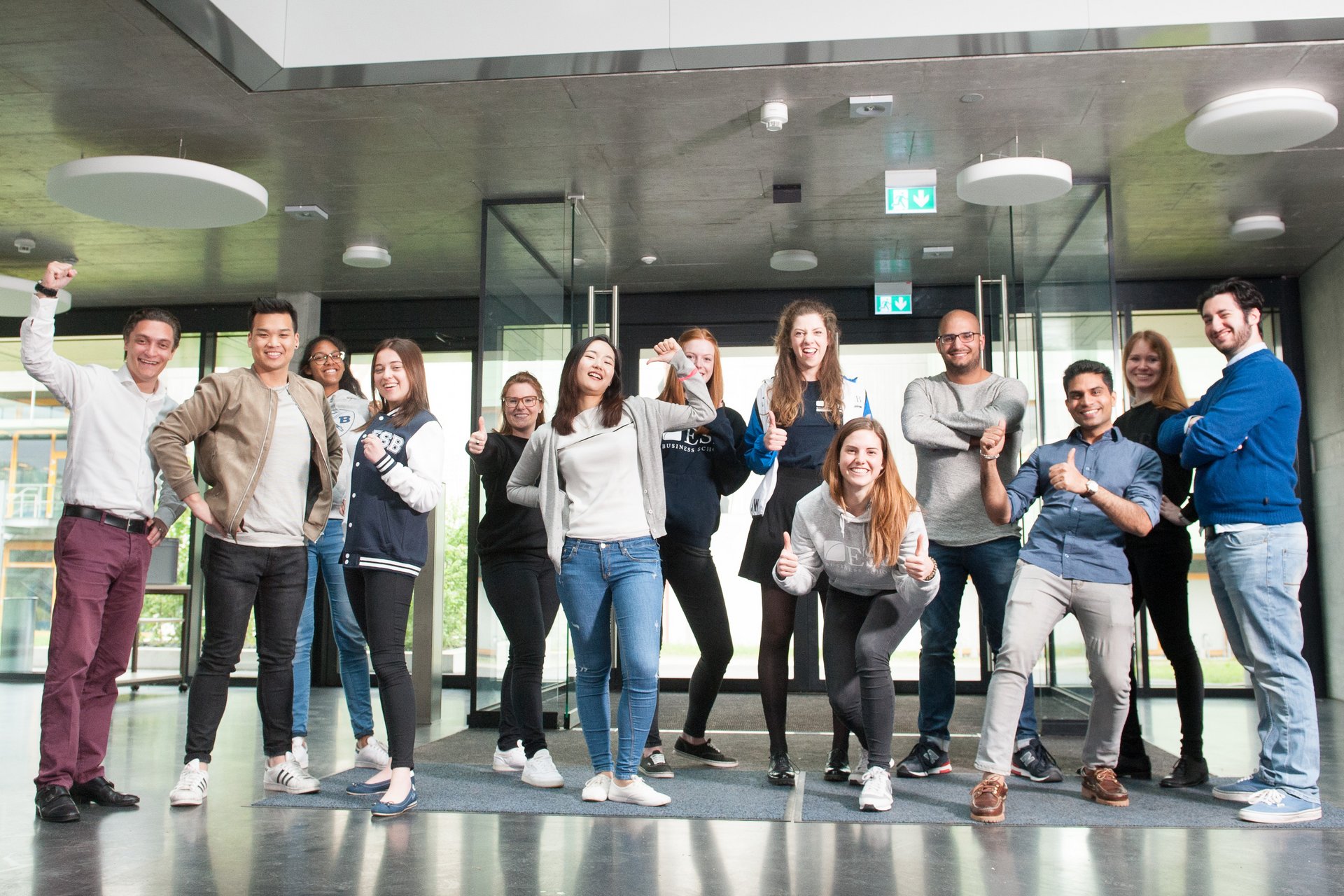 Studenten der ESB Business School aus verschiedenen Ländern machen ein gemeinsames Foto