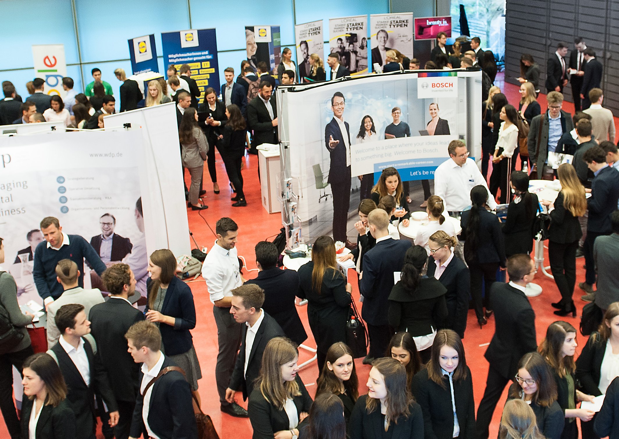 Professoren/-innen und Studierende der ESB Business School auf einer internationalen business fair.