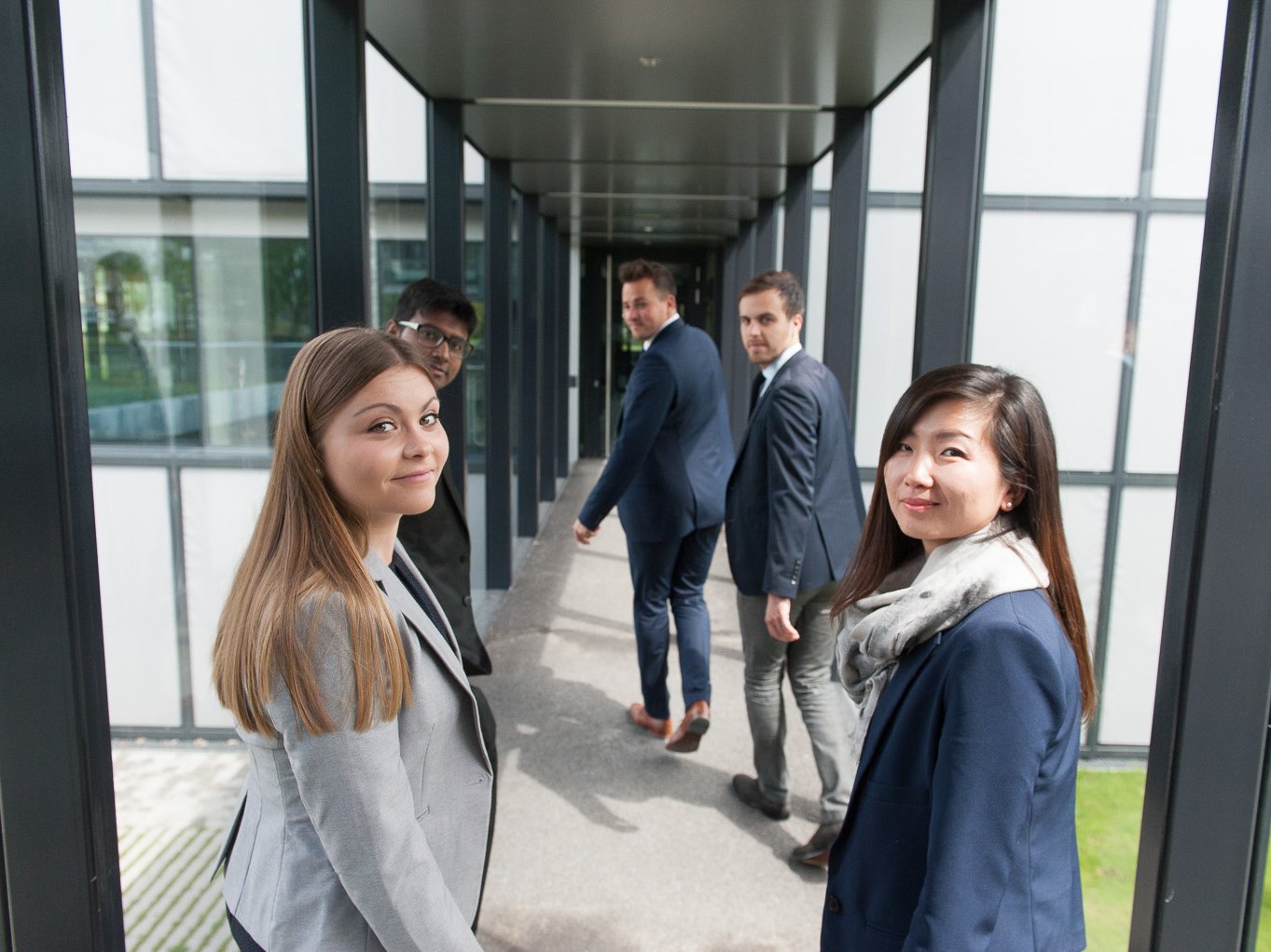International Business Studierende der ESB Business School auf dem Weg zu einer Vorlesung.