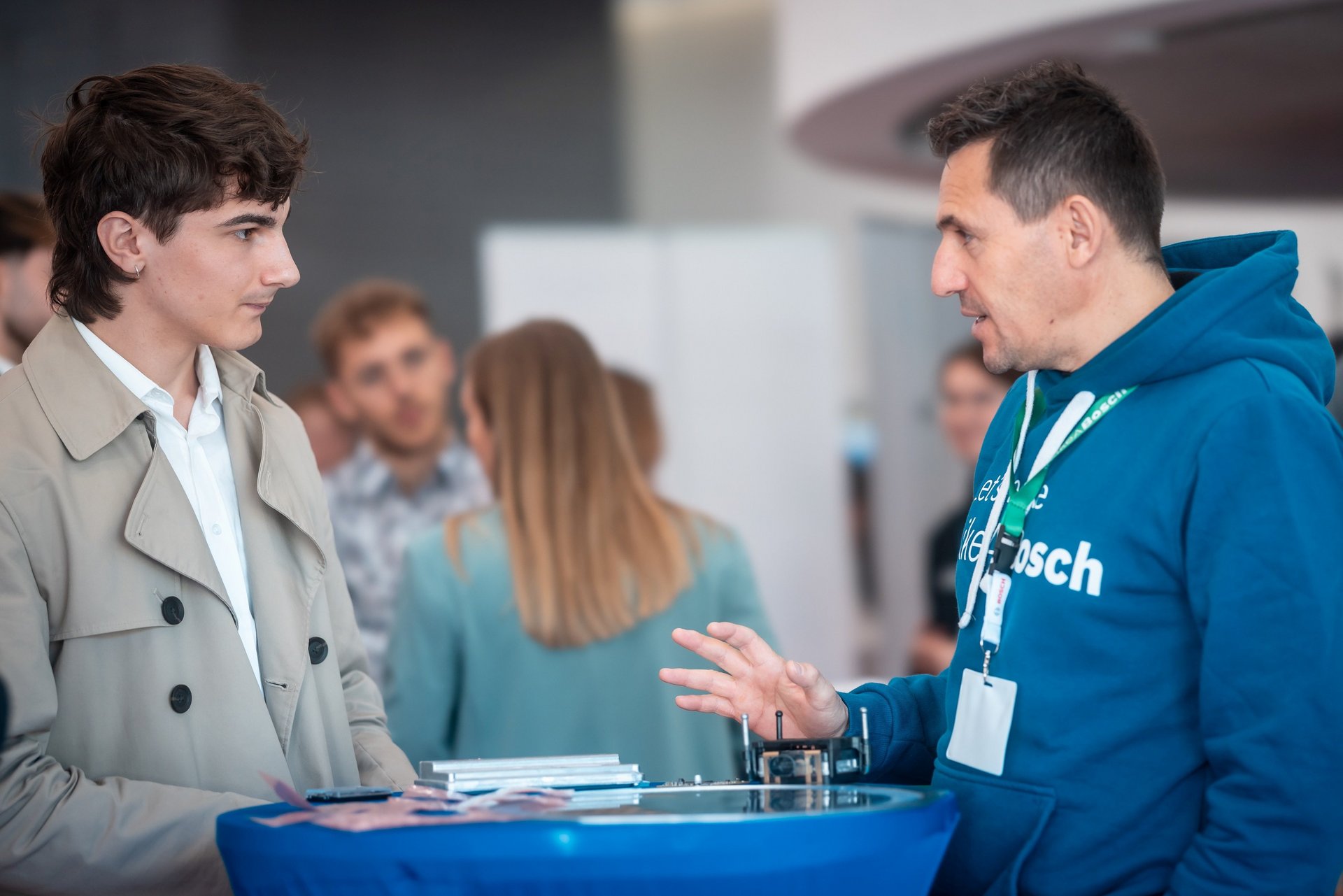 A student discussing job opportunities with ebike.bosch employee
