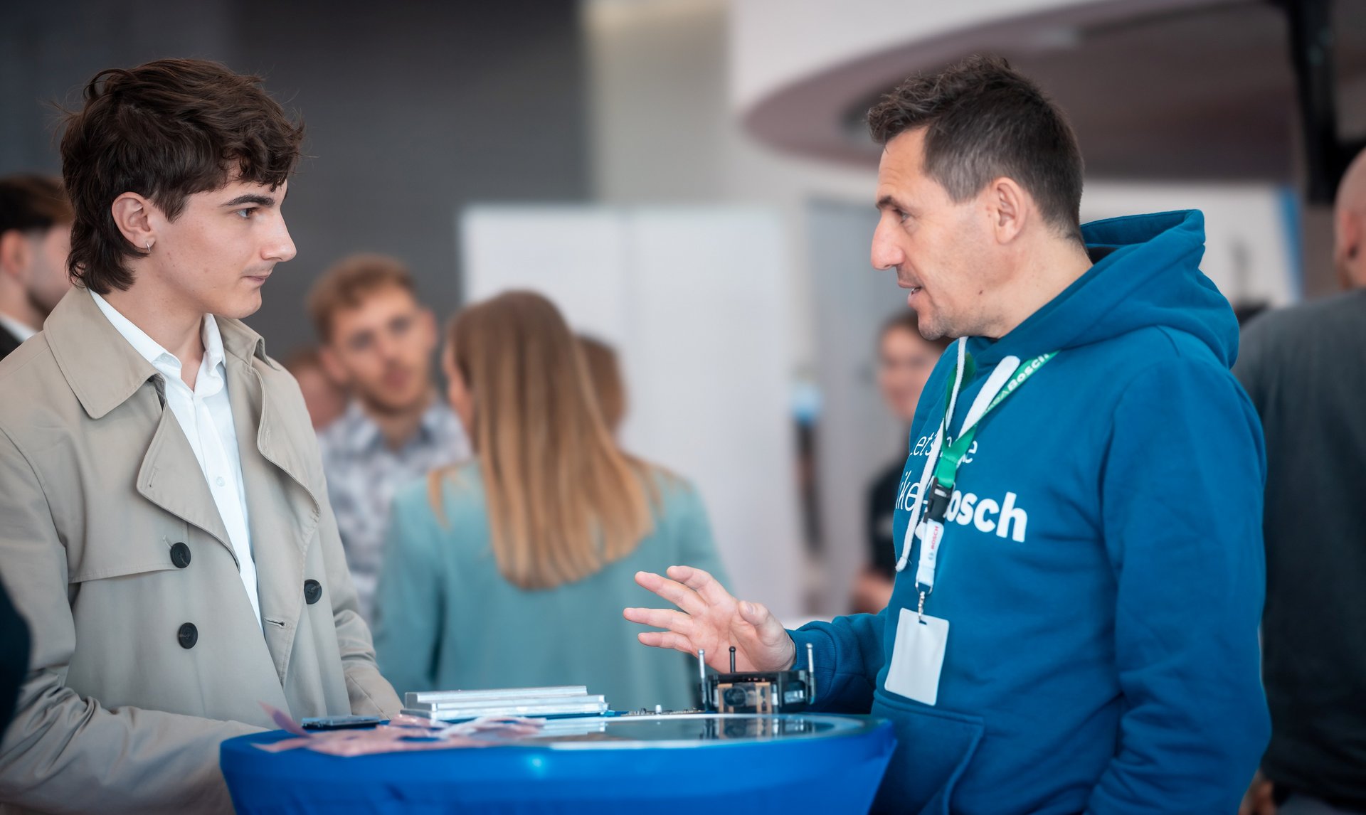 Gespräch zwischen Firmenvertreter und Studenten
