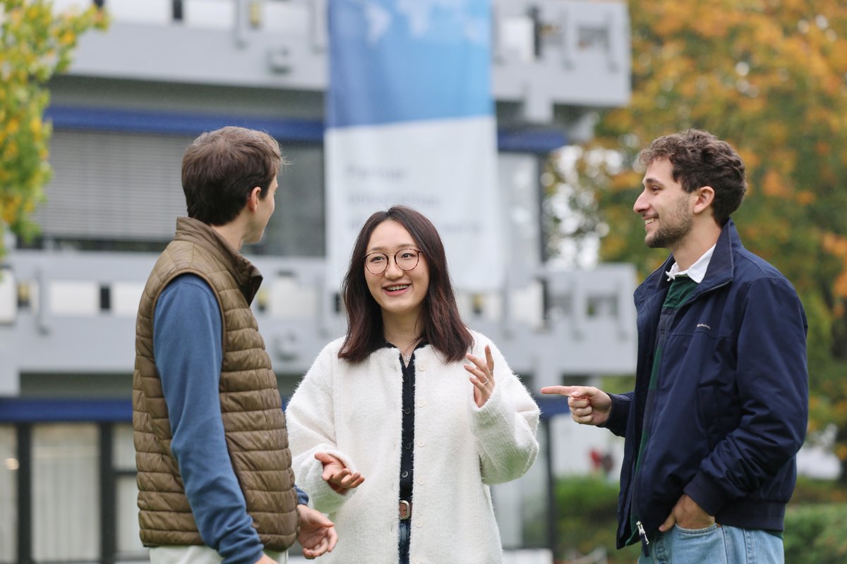 Students in front of the ESB building 5 on campus