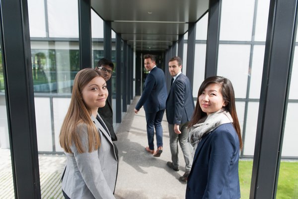 Master Studenten/-innen der ESB Business School gehen auf dem Weg zu einer Vorlesung.