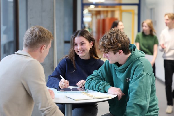 Bachelor students sit together and chat