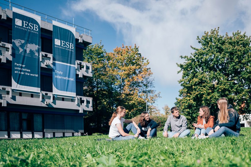 Master student/-innen beim Entspannen auf dem Campus der ESB Business School 