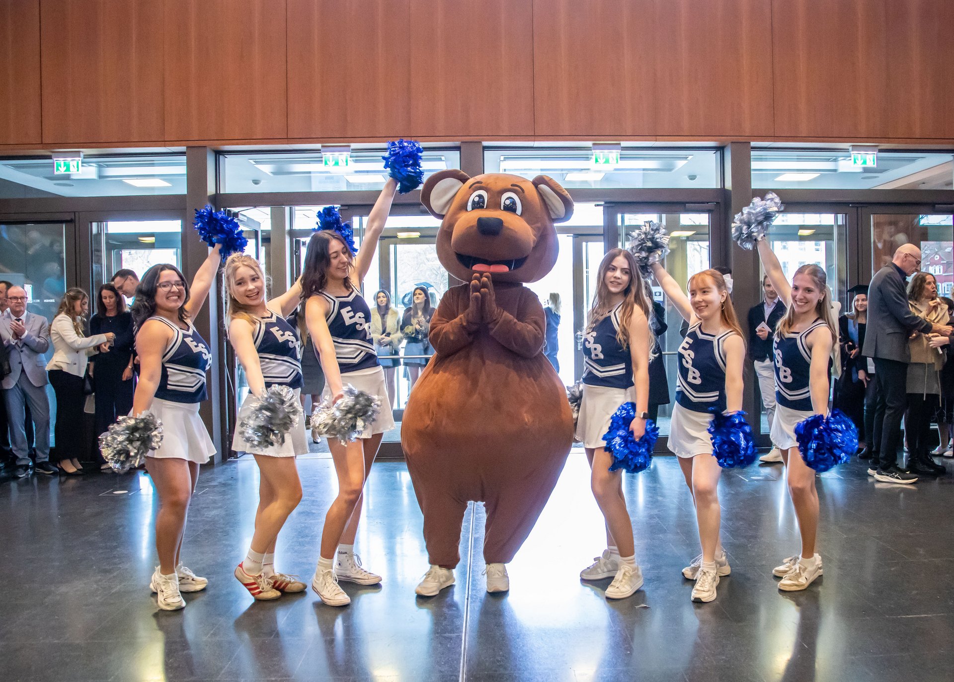 ESB Cheerleader und der ESB Bär feiern die frischgebackenen ESB Alumni