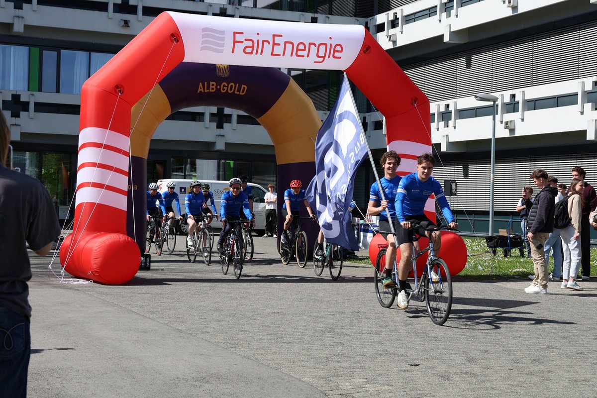 Start des Cycling for Charity mit 12 studentischen Teilnehmenden