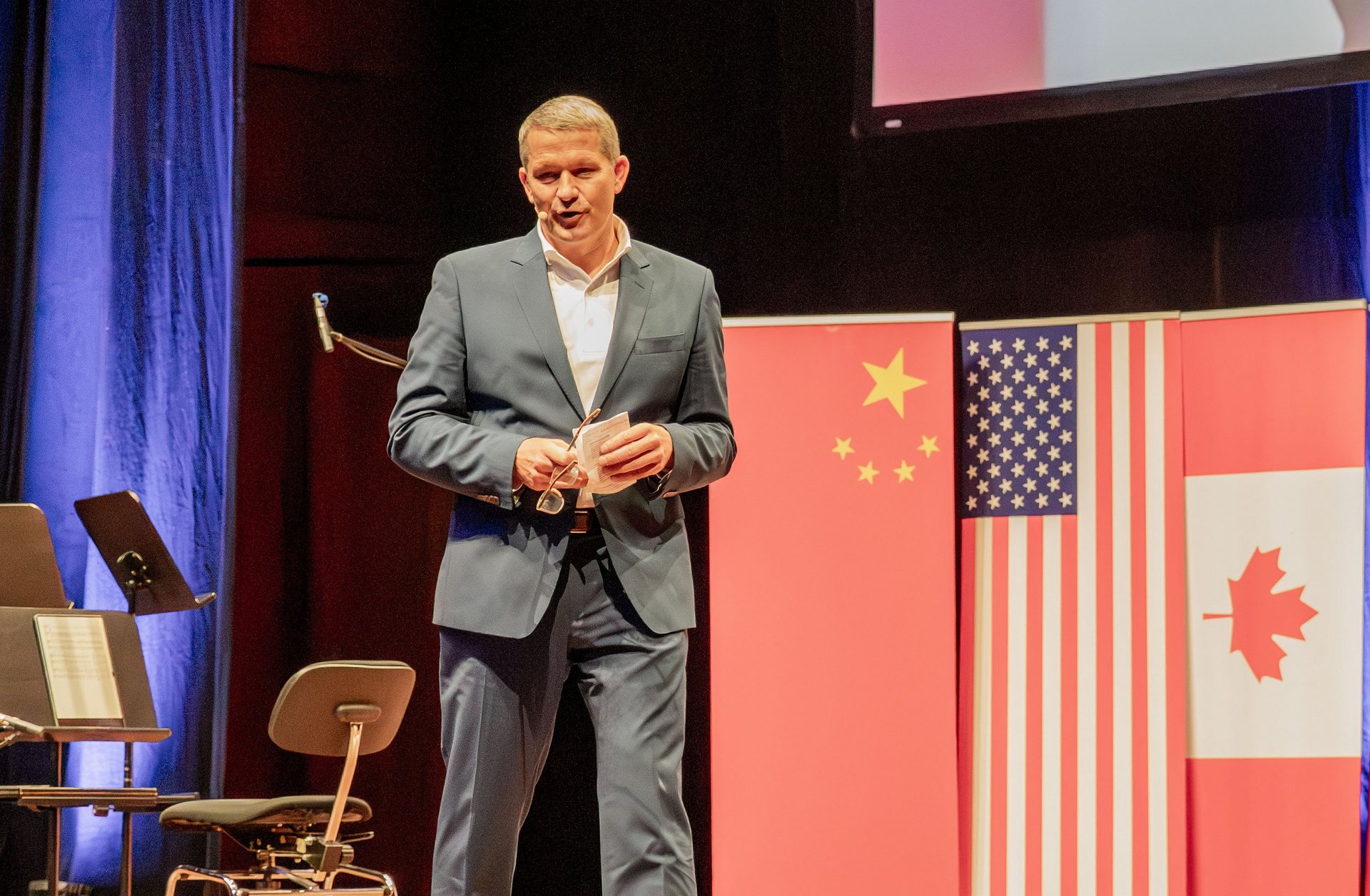Christoph Schell während seiner Gastrede zur Graduierungsfeier an der ESB Business School