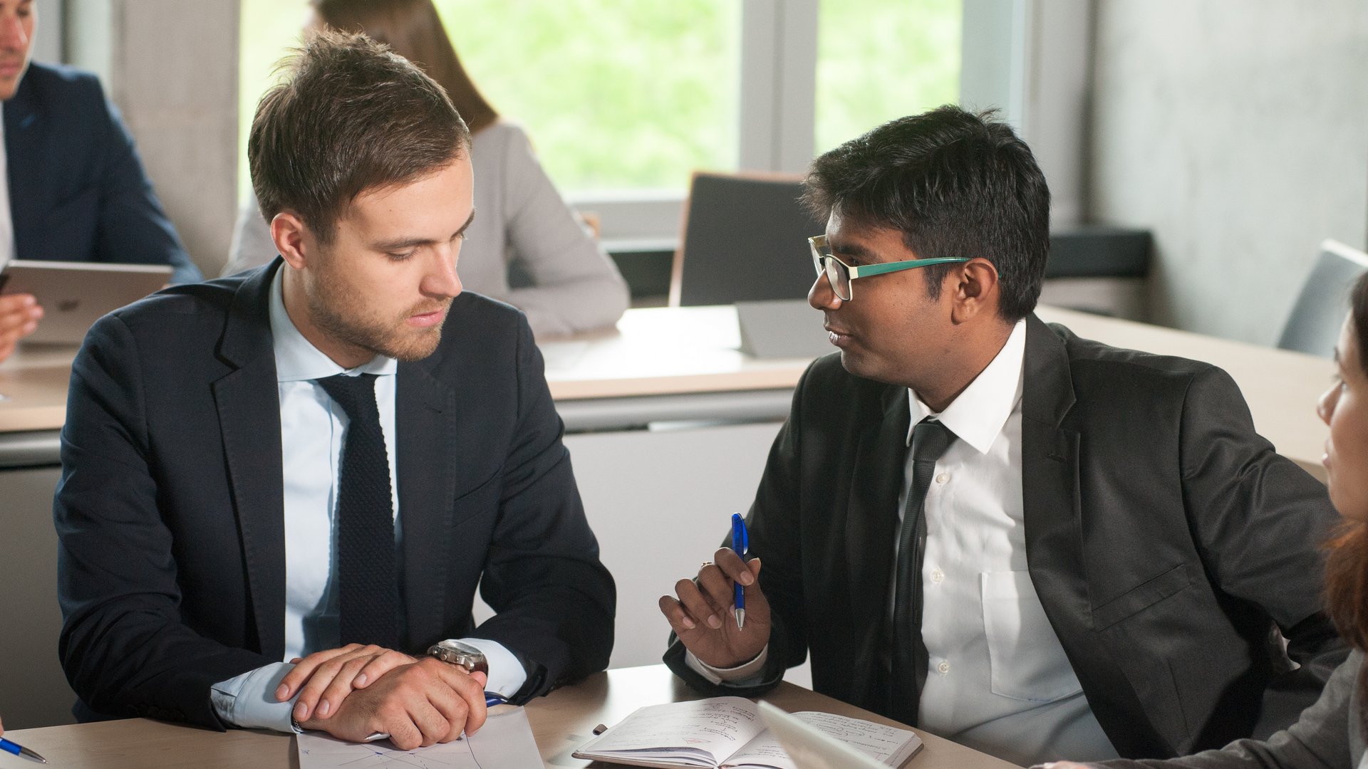 Student der ESB Business School im Gespräch mit einem Unternehmensvertreter