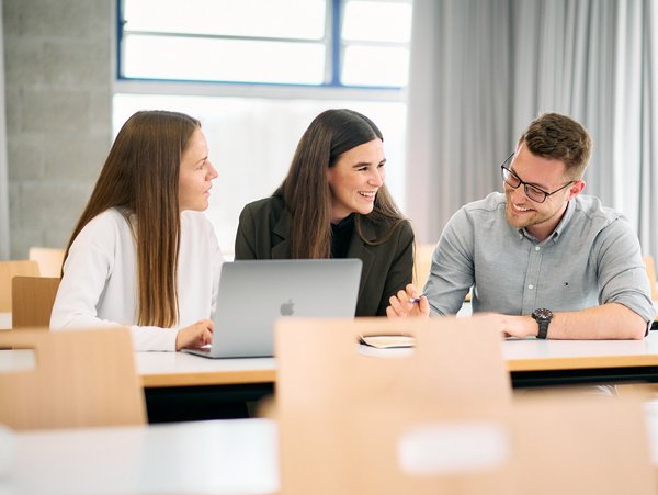 Internationales Wirtschaftsingenieurwesen – Operations studierende der ESB Business School unterhalten sich in einem Vorlesungsraum.