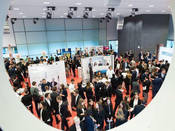 European Management Studies Professoren und Professorinnen und Studierende der ESB Business School auf einer internationalen business fair.