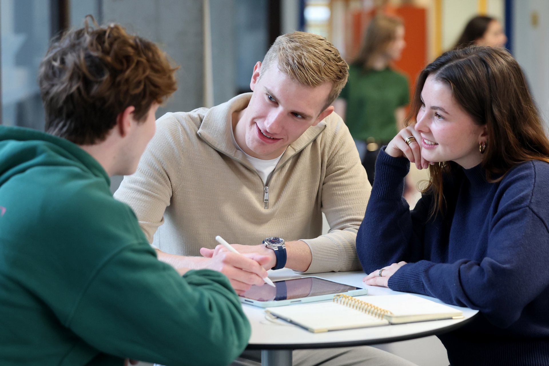 Bachelor-Studierende im Gespräch mit einem Studieninteressierten