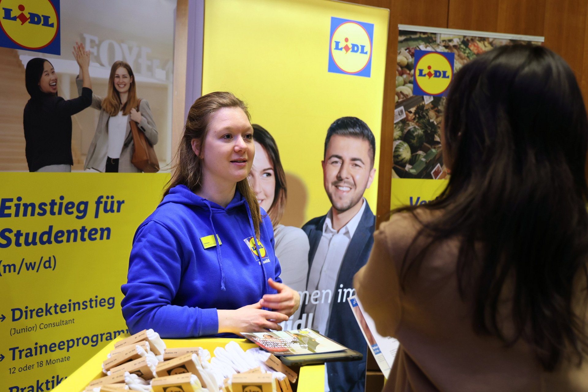ESB Alumna am Lidl-Stand als Firmenrepräsentantin