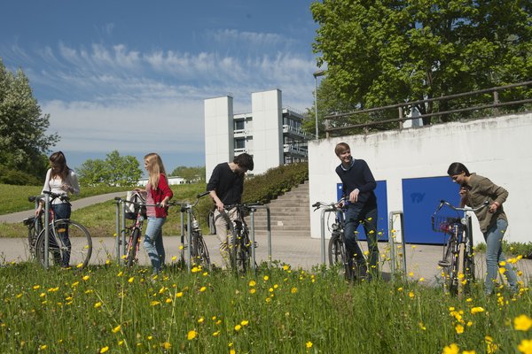 Studenten der ESB Business School auf dem Weg zu ihren Vorlesungen