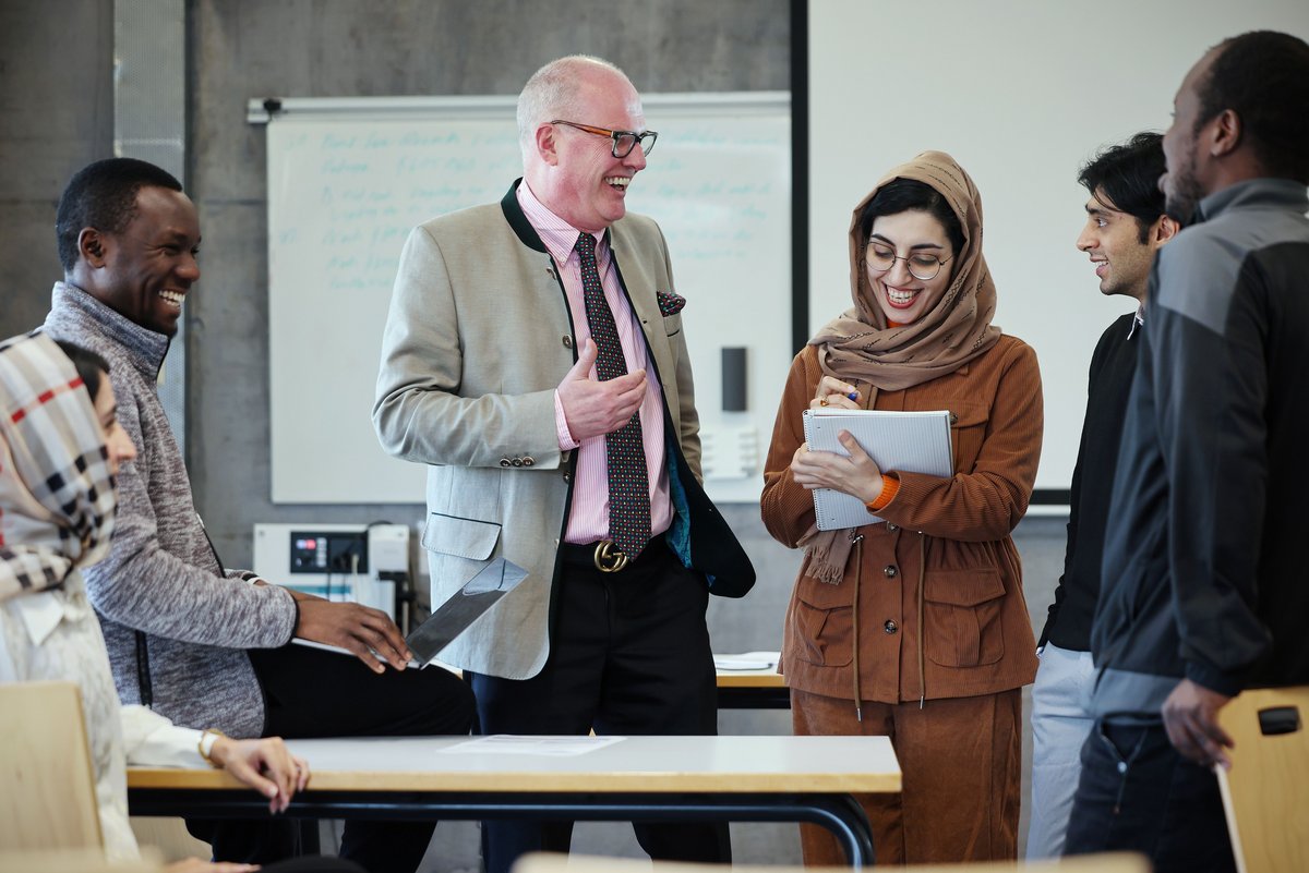 Dekan Prof. Conrads mit einer gemischten Gruppe von MBA-Studenten