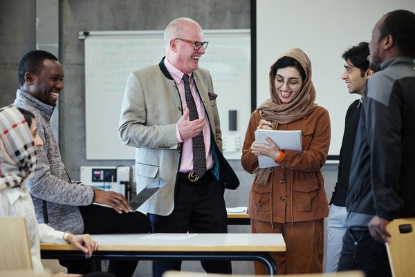Dekan Prof. Conrads mit einer gemischten Gruppe von MBA-Studenten