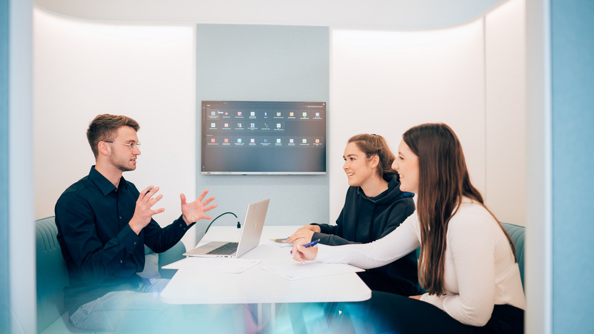 International Management. Für Offiziere und Professionals studierende bei der Arbeit an einem Projekt in einem der ESB Business School Bibliotheksräume.