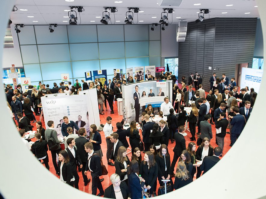 International Business Professoren/-innen und Studierende der ESB Business School auf einer internationalen business fair.