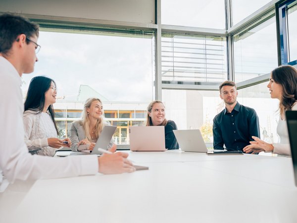 Operation Management Studierende der ESB Business School arbeiten gemeinsam an einem Projekt.