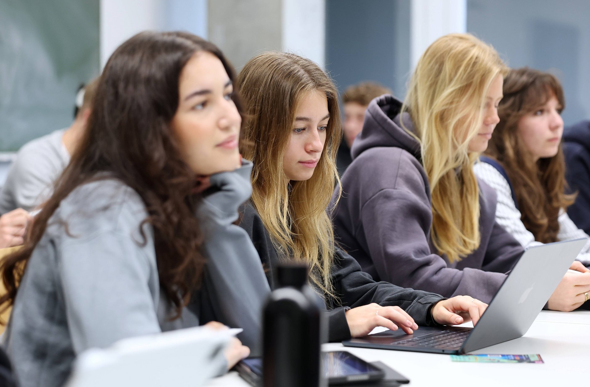 Bachelor-Studentinnen in einer BWL-Vorlesung