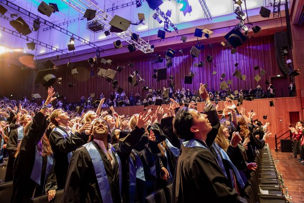 Hutwurf bei der Graduierungsfeier der ESB Business School