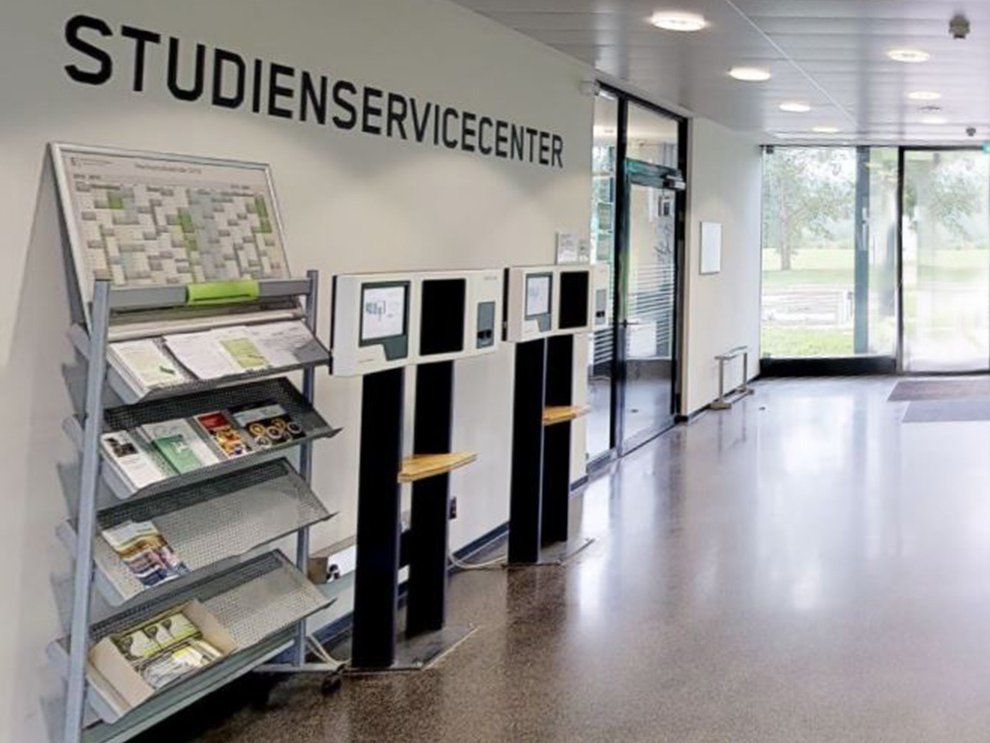 Ein Bild des Bibliotheksflurs der ESB Business School