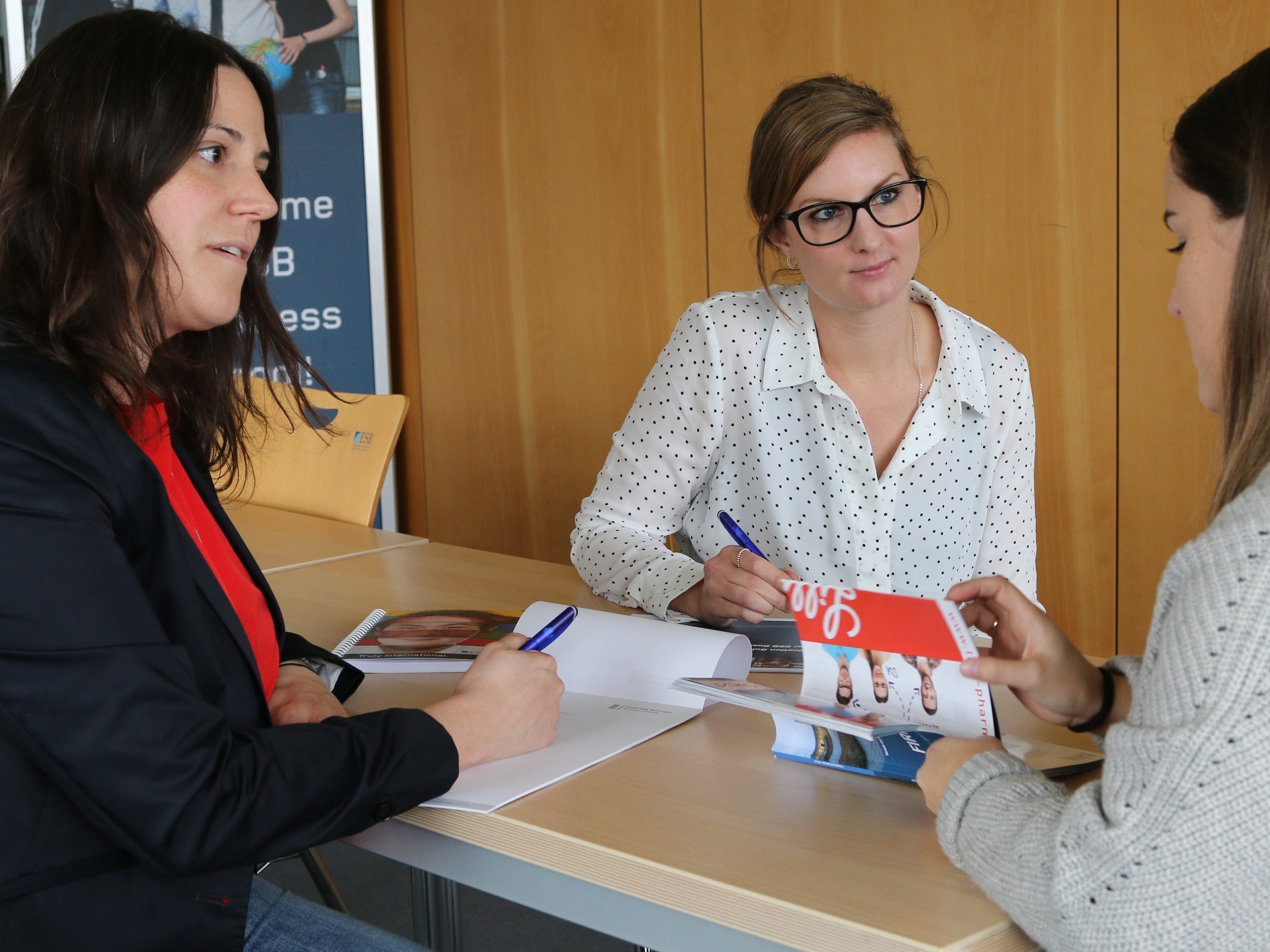 Eine Studentin der ESB Business School im Gespräch mit den Vertretern des ESB Career Center