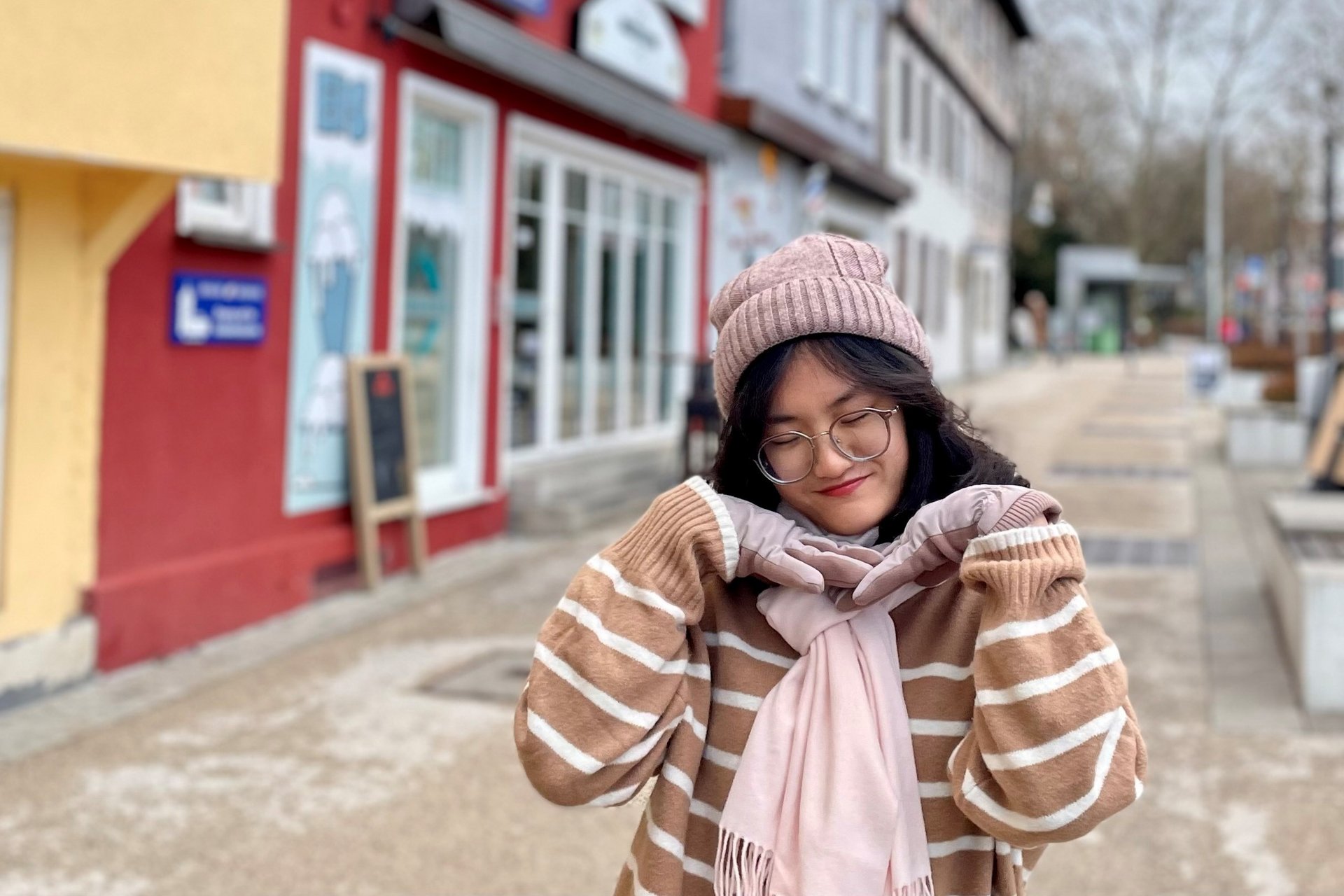 Asiatische Austauschstudentin am Tübinger Tor in Reutlingen